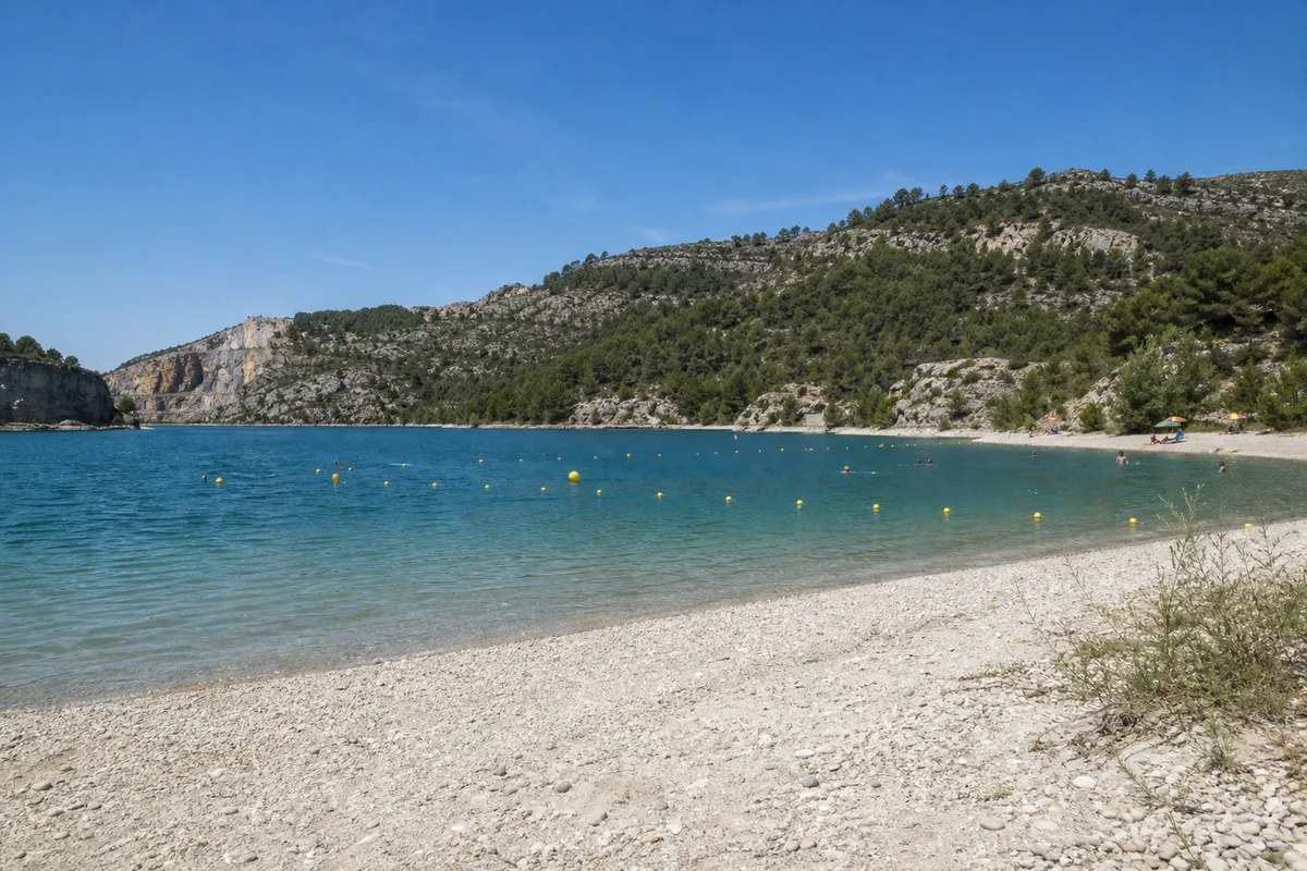 Lac de Peyrolles : baignade, activités, tarifs et accès