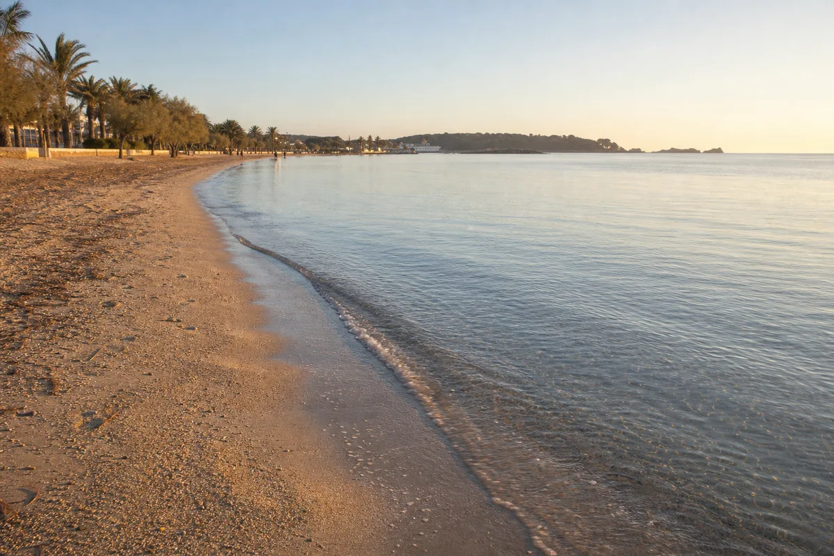 Plage des Sablettes à La Seyne-sur-Mer en début de matinée