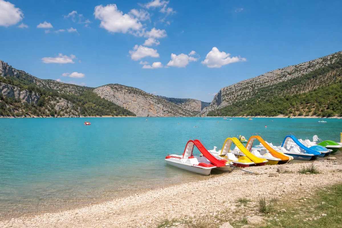 Plage aménagée au bord du lac de Sainte-Croix face aux gorges du Verdon